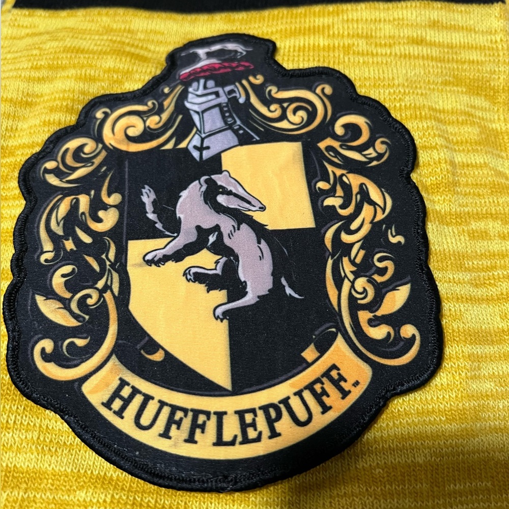 Hufflepuff Harry Potter embroidered scarf patch yellow gray warm fashionNWT - Picture 2 of 5